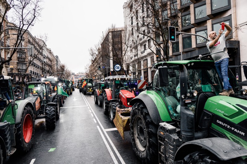 HOTNEWS.RO: VIDEO Furioși pe acordul cu Mercosur, fermierii spanioli au blocat Madridul cu sute de tractoare. „De la anul, fileul de vită s-ar putea să fie cu hormoni”