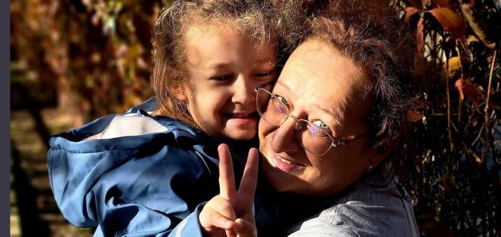 HOTNEWS.RO: Când nepoată-mea m-a numit „cealaltă mămică”, m-am topit. Dar am realizat că nu vreau să fiu asta