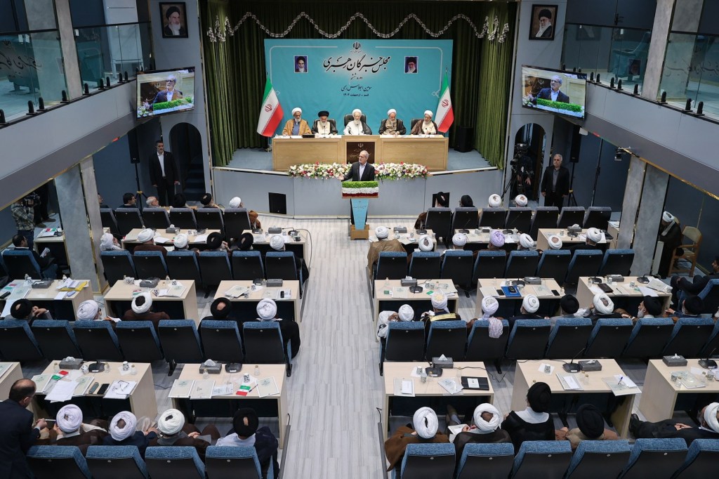 HOTNEWS.RO: Cine este Mojtaba Khamenei, ales noul lider suprem al Iranului