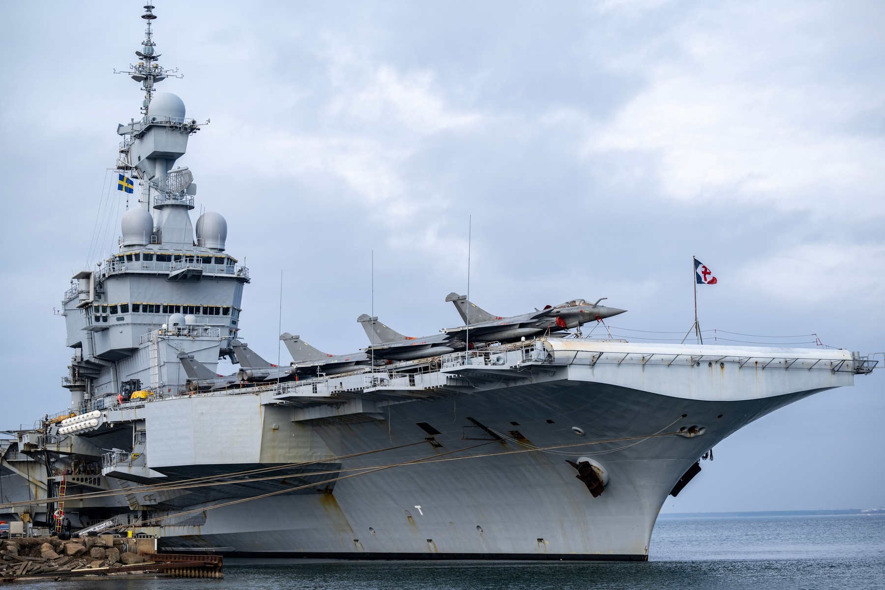 HOTNEWS.RO: Cum a divulgat din greșeală un ofițer francez poziția portavionului Charles de Gaulle cu un simplu jogging pe puntea navei