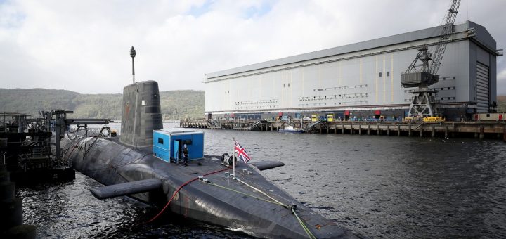 HOTNEWS.RO: O româncă și un iranian, puși sub acuzare după ce au încercat să intre într-o bază nucleară britanică / Unitatea găzduiește submarine Trident