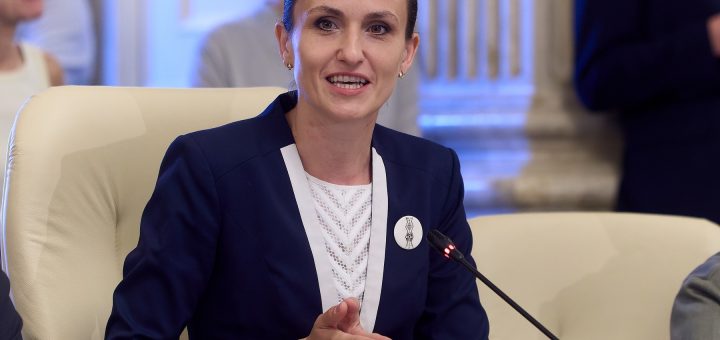 HOTNEWS.RO: Peste 1.000 de români s-au întors din Orientul Mijlociu. Oana Țoiu: „Nu avem raportări care să indice, niciunde în lume, că un minor ar fi fost dat jos”