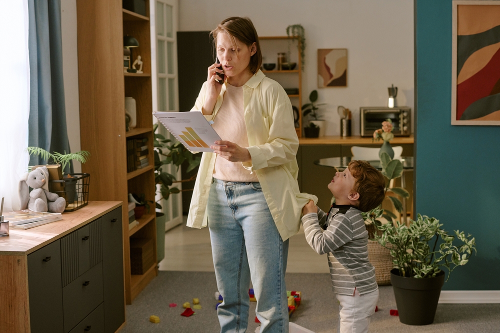 HOTNEWS.RO: Românii muncesc printre cele mai multe ore din UE, iar familia plătește prețul: jumătate dintre părinți spun că stresul le afectează relația cu copiii