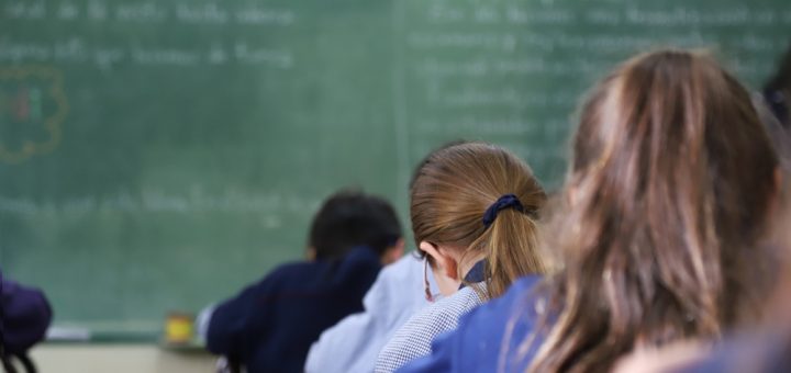 HOTNEWS.RO: Simulare Evaluarea Națională 2026: Elevii susțin azi proba scrisă la limba și literatura română