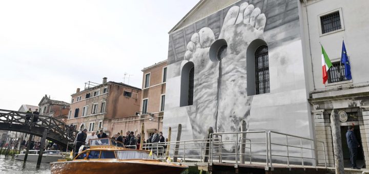 HOTNEWS.RO: UE ameninţă cu sancţiuni Bienala de la Veneţia pentru că a permis revenirea Rusiei