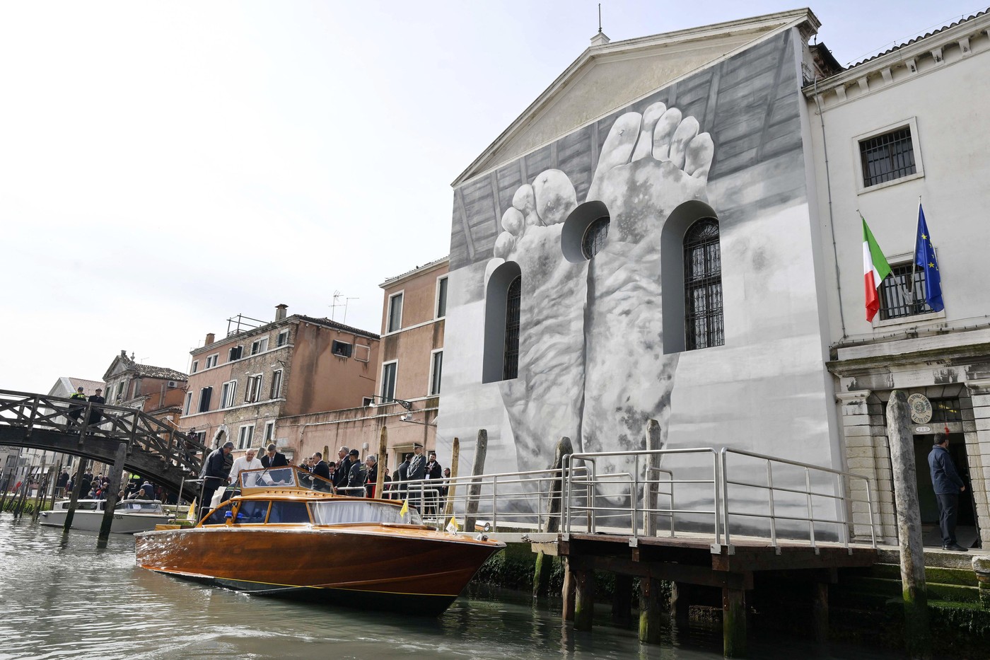 HOTNEWS.RO: UE ameninţă cu sancţiuni Bienala de la Veneţia pentru că a permis revenirea Rusiei