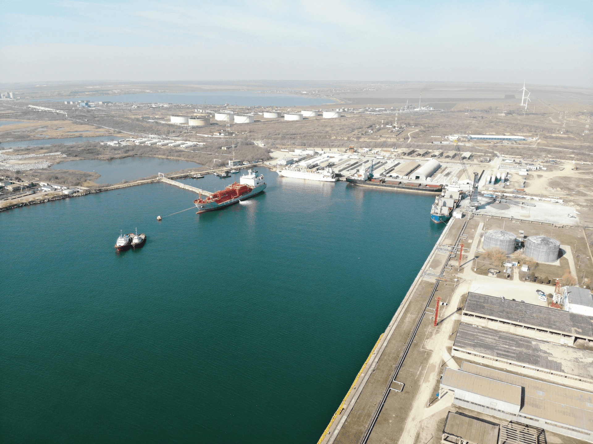 HOTNEWS.RO: ULTIMA ORĂ Un remorcher cu 5 oameni la bord s-a scufundat în Portul Midia