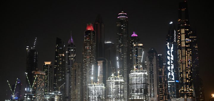 HOTNEWS.RO: VIDEO Zgârie-nori celebru din Dubai, lovit de fragmentele unui proiectil interceptat