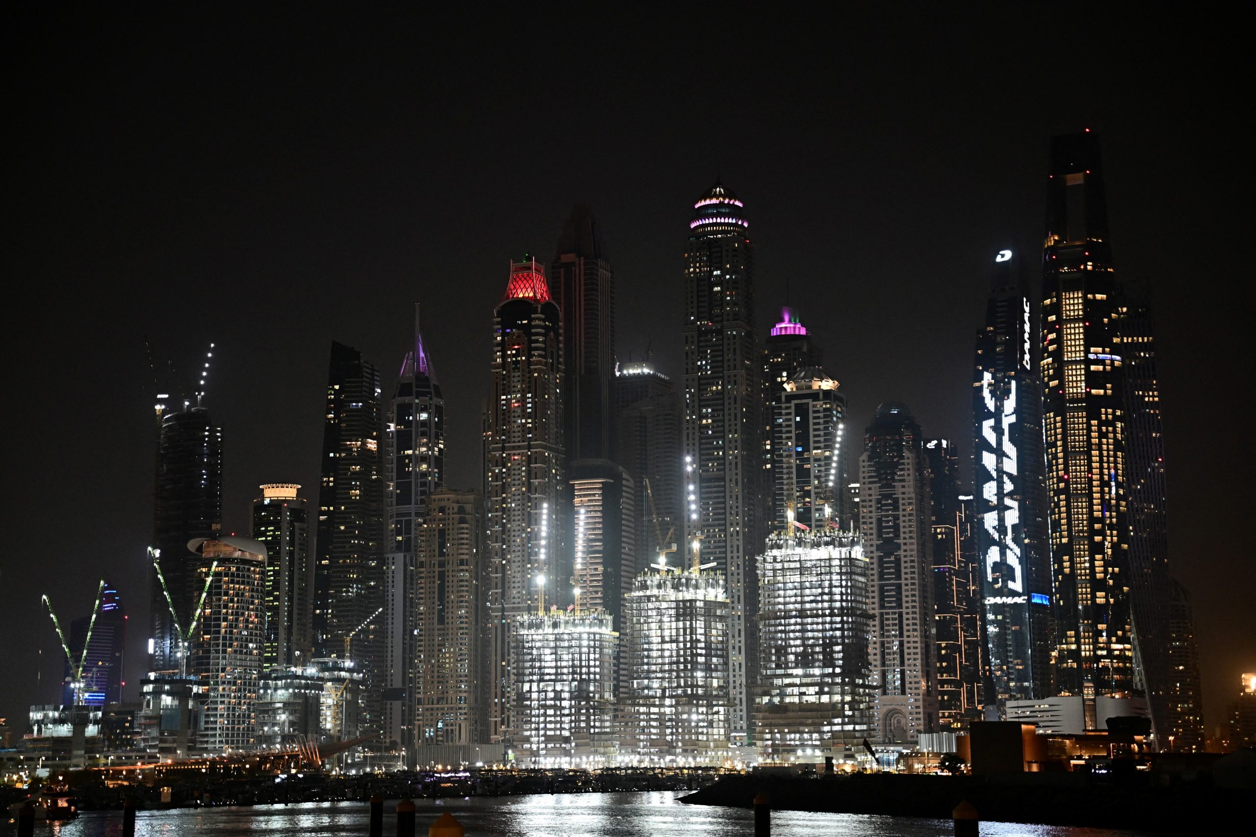 HOTNEWS.RO: VIDEO Zgârie-nori celebru din Dubai, lovit de fragmentele unui proiectil interceptat