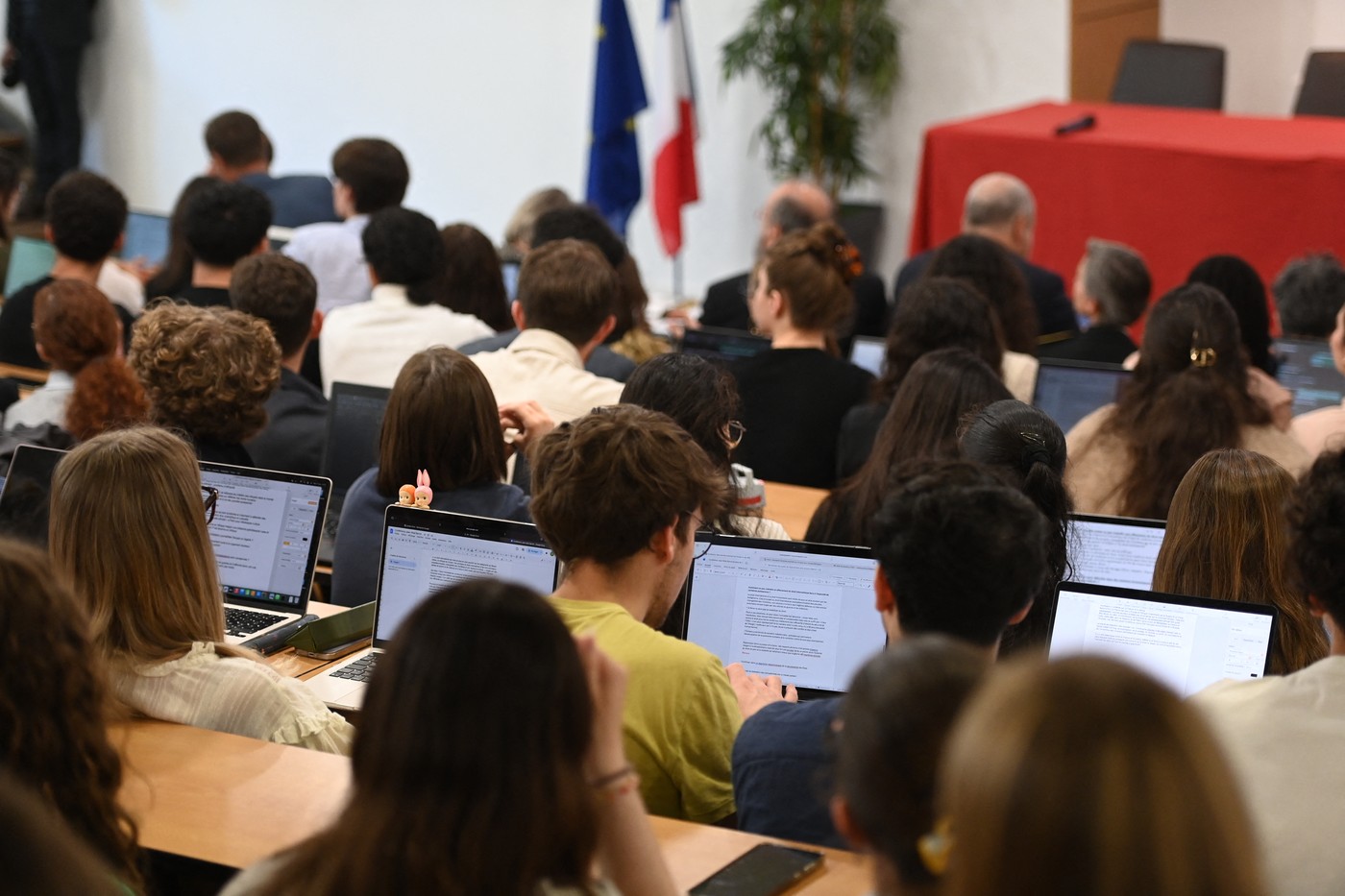 HOTNEWS.RO: Franța vrea să selecteze mai strict studenții străini. Creșteri substanțiale ale taxelor de școlarizare