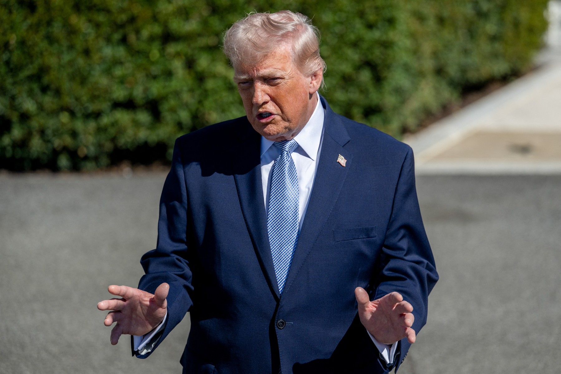 HOTNEWS.RO: LIVE VIDEO: Trump oferă acum cele mai noi informații despre soarta războiului cu Iranul. Detalii despre misiunea de recuperare a piloților americani