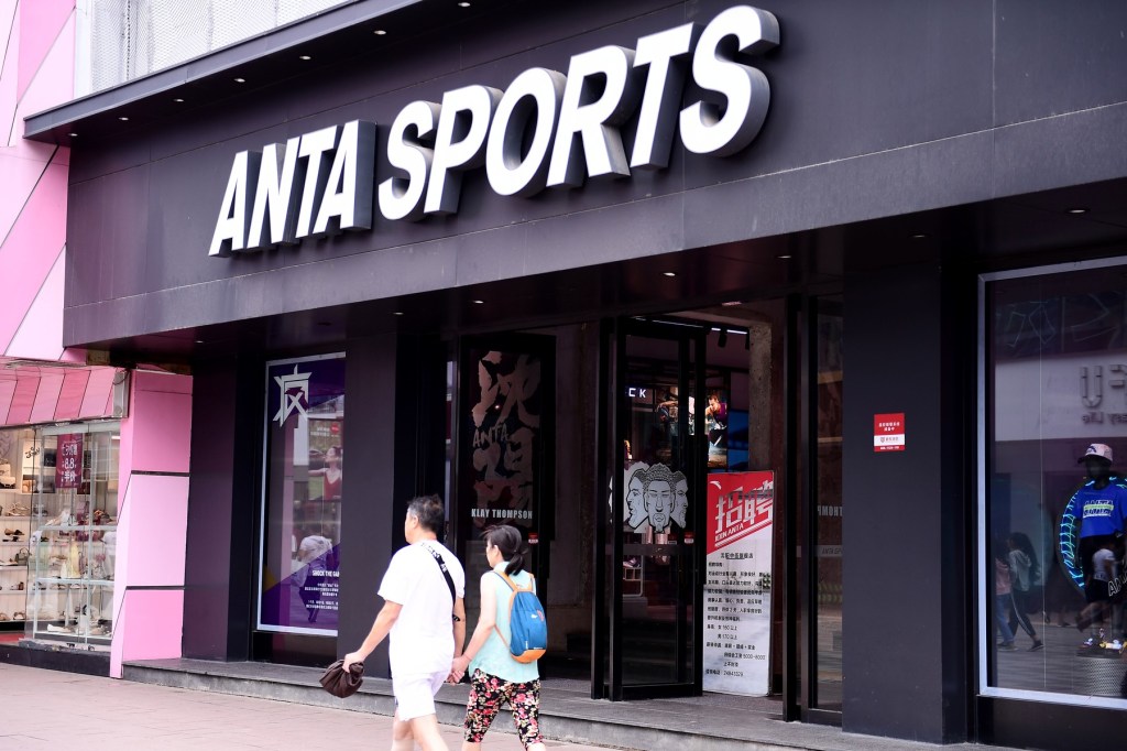 HOTNEWS.RO: Marca sportivă din China care se luptă cu Nike și Adidas