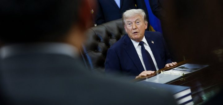 HOTNEWS.RO: Trump afirmă că el ține închisă strâmtoarea Ormuz și că SUA nu știu „cine este liderul în Iran” / Întrebarea „stupidă” care l-a enervat