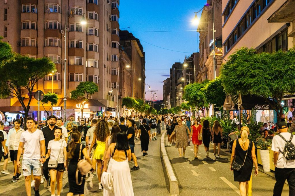 HOTNEWS.RO: Unde a dispărut Bucureștiul în care copiii băteau mingea în fața blocului / Cum pot oamenii să-și „recucerească” orașul