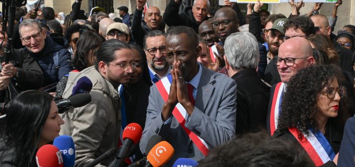 HOTNEWS.RO: VIDEO Mii de oameni au protest împotriva rasismului, lângă Paris, într-o manifestație convocată de primar