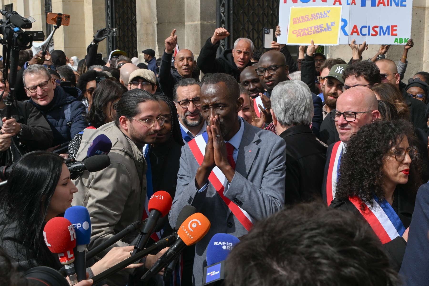 HOTNEWS.RO: VIDEO Mii de oameni au protest împotriva rasismului, lângă Paris, într-o manifestație convocată de primar