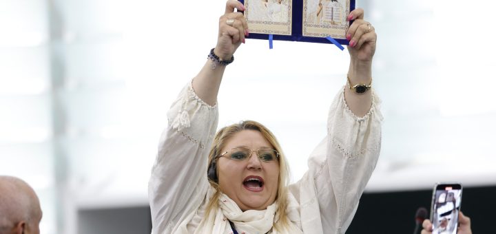 HOTNEWS.RO: Zi decisivă pentru Diana Șoșoacă. Europarlamentarii, vot pentru ridicarea imunității președintei SOS România