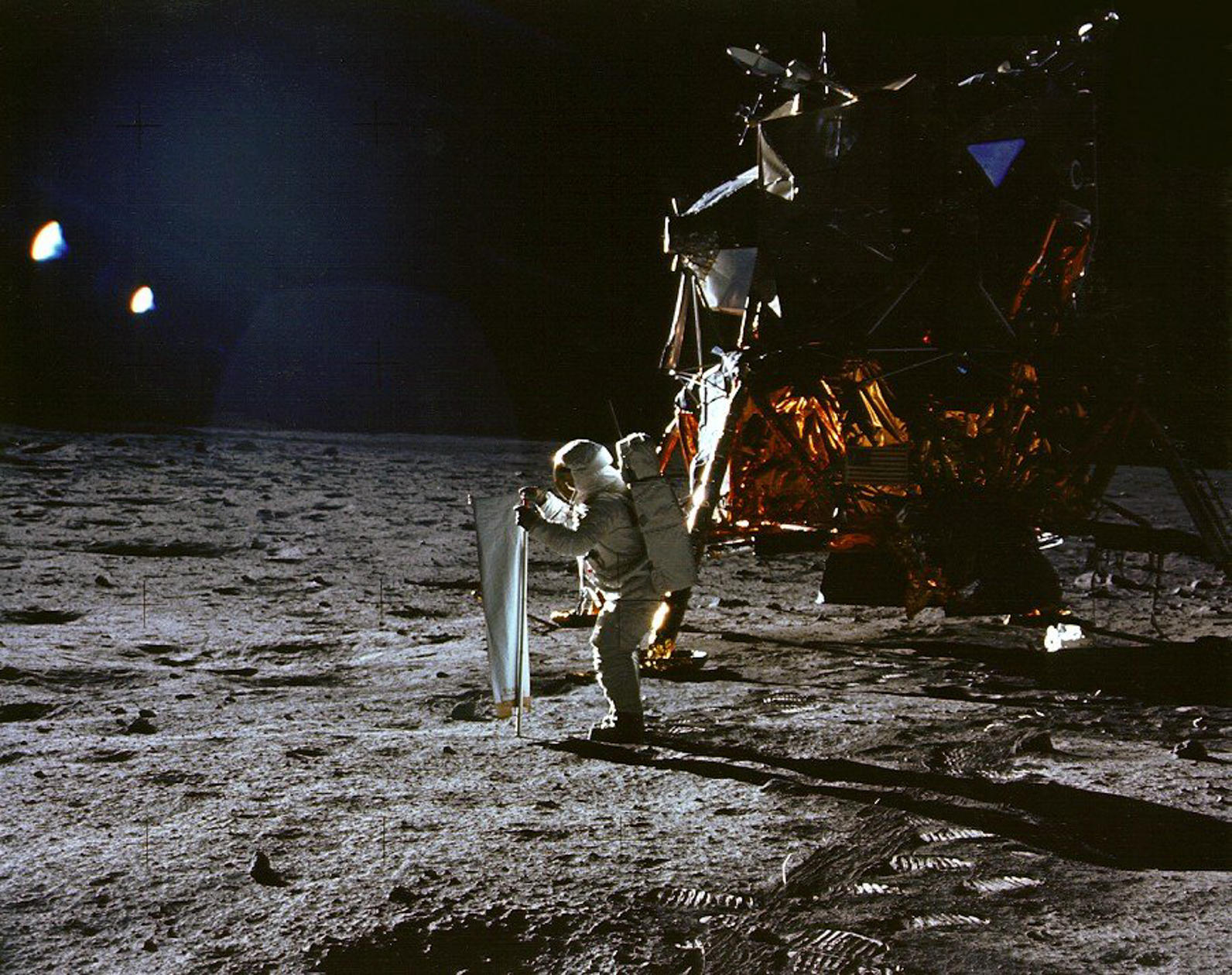 HOTNEWS.RO: Ce conțin dosarele OZN desecretizate de Pentagon. Dezvăluiri făcute de astronauții misiunii Apollo 11