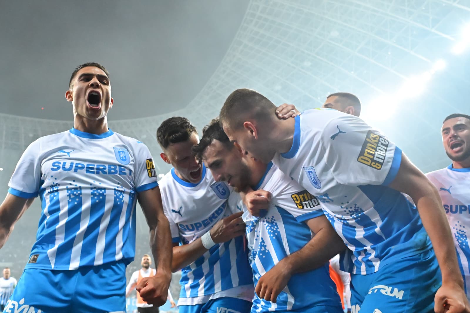 HOTNEWS.RO: Craiova, spectacol fabulos pe „Oblemenco”! Dezastru total pentru U Cluj! Oltenii vor ridica trofeul de campioană