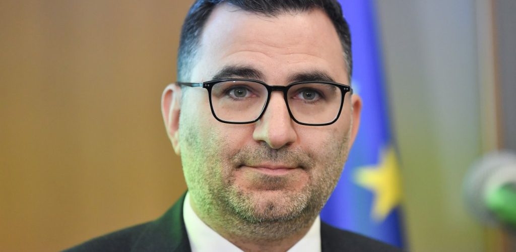 HOTNEWS.RO: Cum răspunde Guvernul acuzațiilor de trafic de influență „scandalos” în programul SAFE, aduse de PSD / O firmă de avocatură din care face parte consilierul Oanei Gheorghiu a primit bani