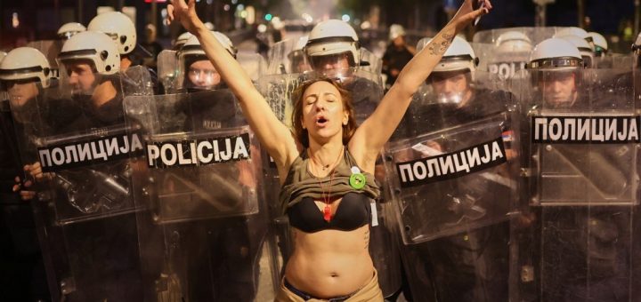 HOTNEWS.RO: FOTO Violențe între poliție și protestatarii anti-prezidențiale în Serbia. Zecii de mii de oameni au manifestat pe străzile Belgradului