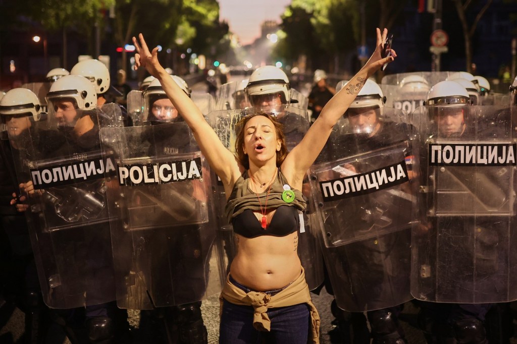 HOTNEWS.RO: FOTO Violențe între poliție și protestatarii anti-prezidențiale în Serbia. Zecii de mii de oameni au manifestat pe străzile Belgradului