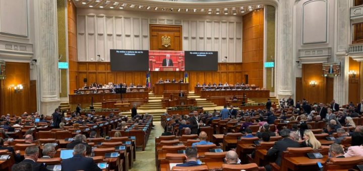 HOTNEWS.RO: LIVE Acum se decide soarta Guvernului Bolojan în Parlament. PSD și AUR au voturile, pe hârtie, pentru a trece moțiunea, după anunțul făcut de unul din partidele mici