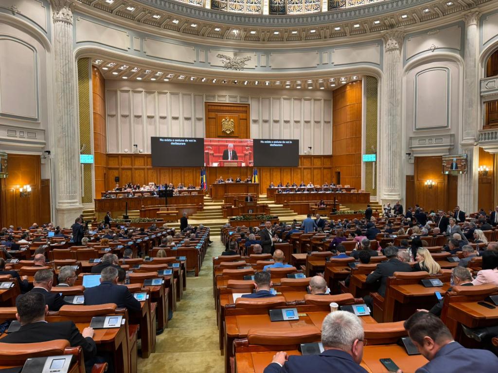 HOTNEWS.RO: LIVE Acum se decide soarta Guvernului Bolojan în Parlament. PSD și AUR au voturile, pe hârtie, pentru a trece moțiunea, după anunțul făcut de unul din partidele mici