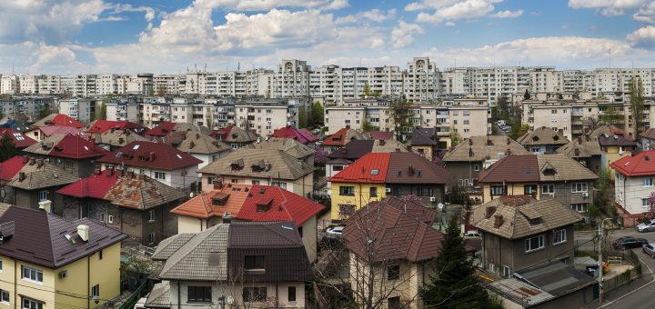 HOTNEWS.RO: Mai mulți bani aduși de acasă, locuințe mai scumpe și rate mai mari – consecințele leului slab asupra creditelor