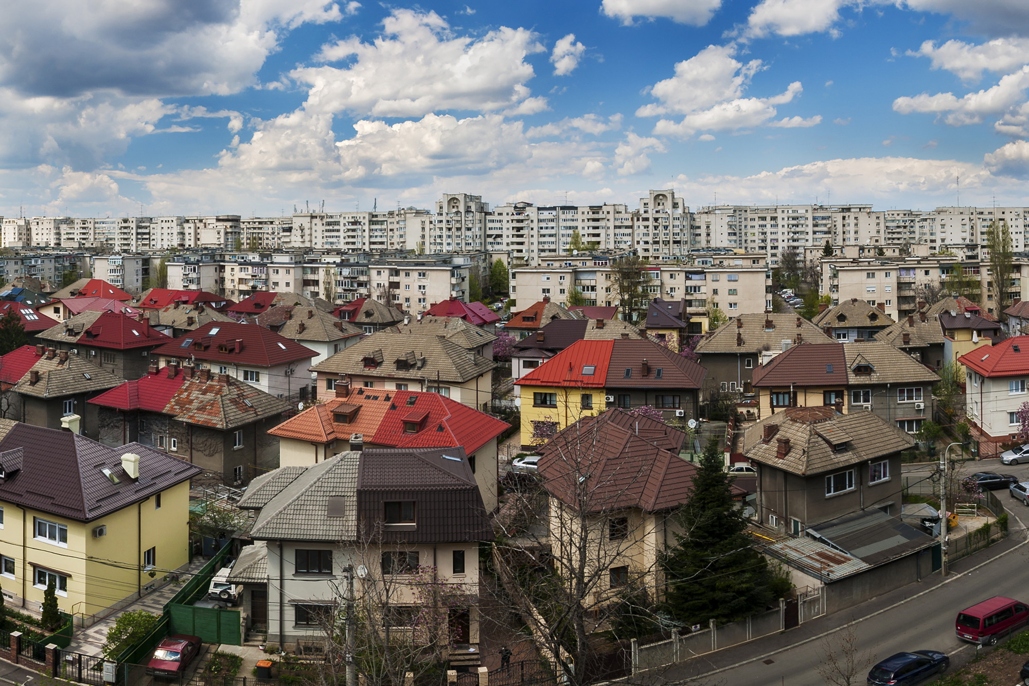HOTNEWS.RO: Mai mulți bani aduși de acasă, locuințe mai scumpe și rate mai mari – consecințele leului slab asupra creditelor