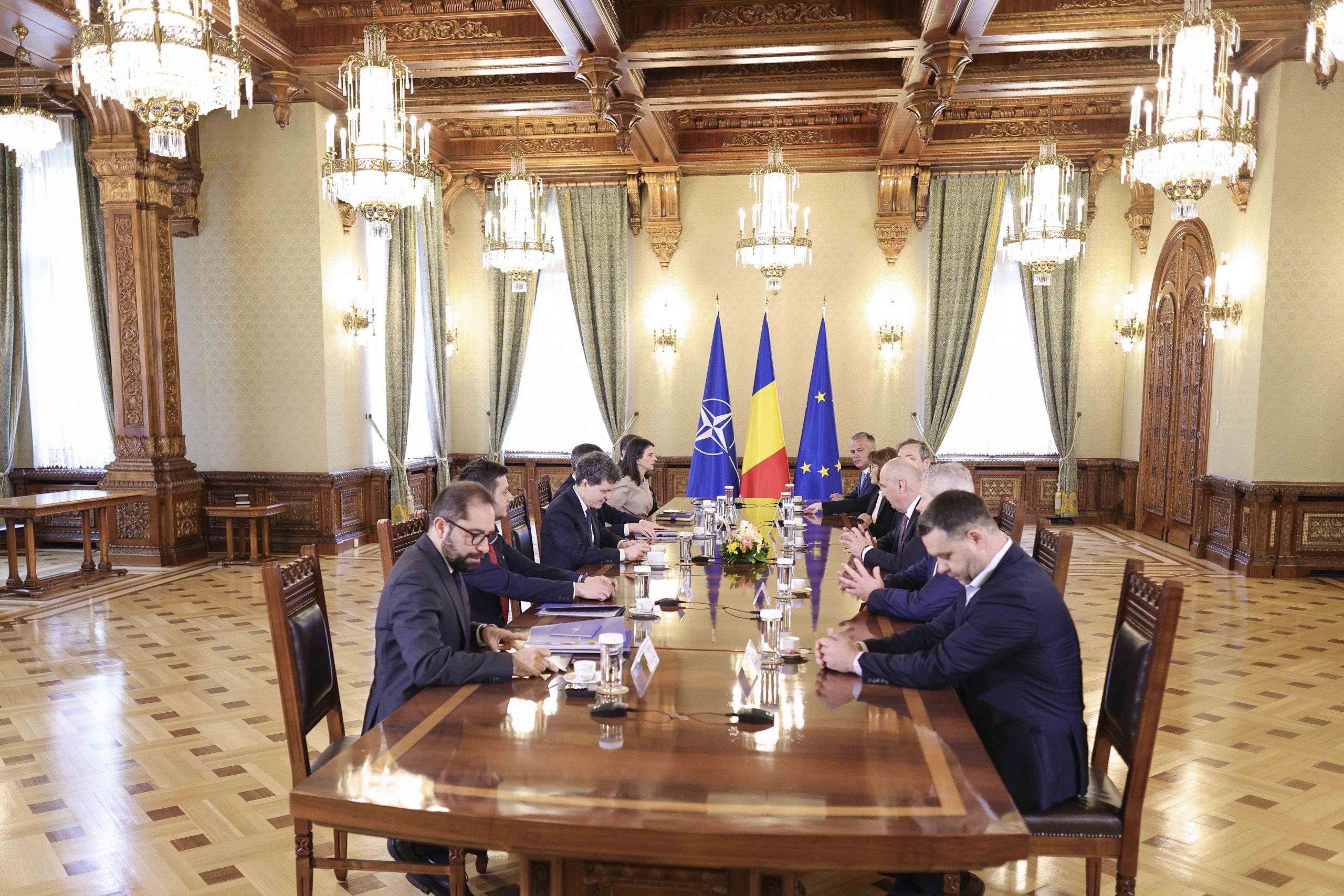 HOTNEWS.RO: Nicușor Dan a chemat oficial partidele la consultări pentru desemnarea viitorului premier. Programul zilei de luni