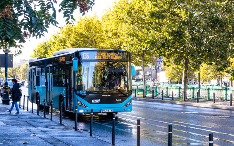 HOTNEWS.RO: Un autobuz STB a intrat într-un tramvai la Piața Sudului. Un călător, rănit