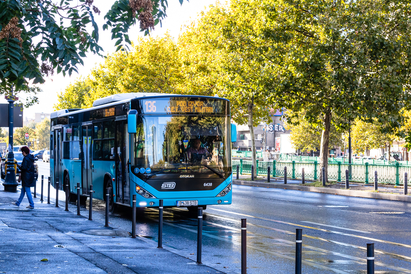 HOTNEWS.RO: Un autobuz STB a intrat într-un tramvai la Piața Sudului. Un călător, rănit