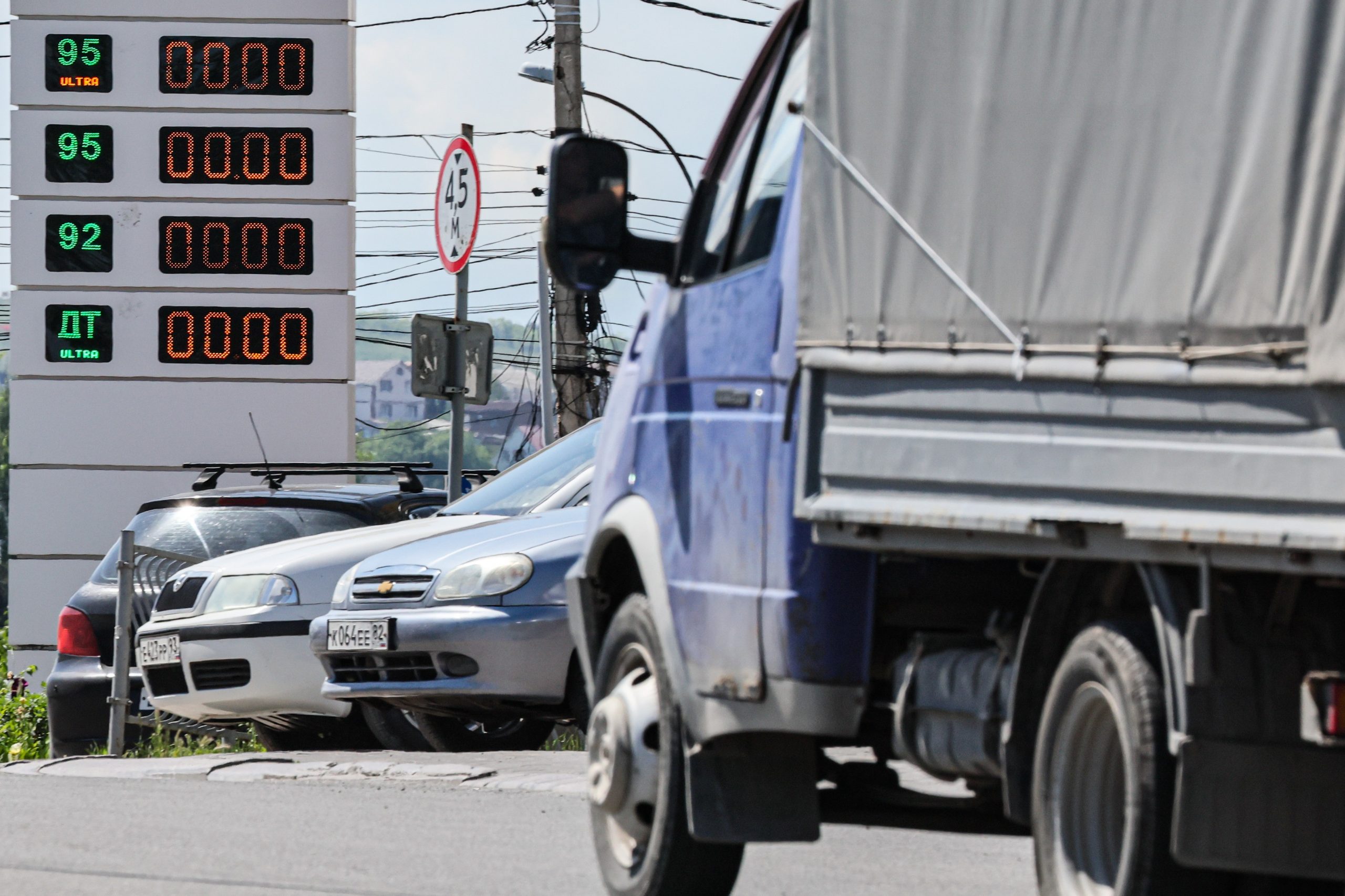 HOTNEWS.RO: Cel mai mare oraș din Crimeea anunță că nu mai există carburanți nici pe cartelă: „Nu are rost să stați la coadă la benzinării”