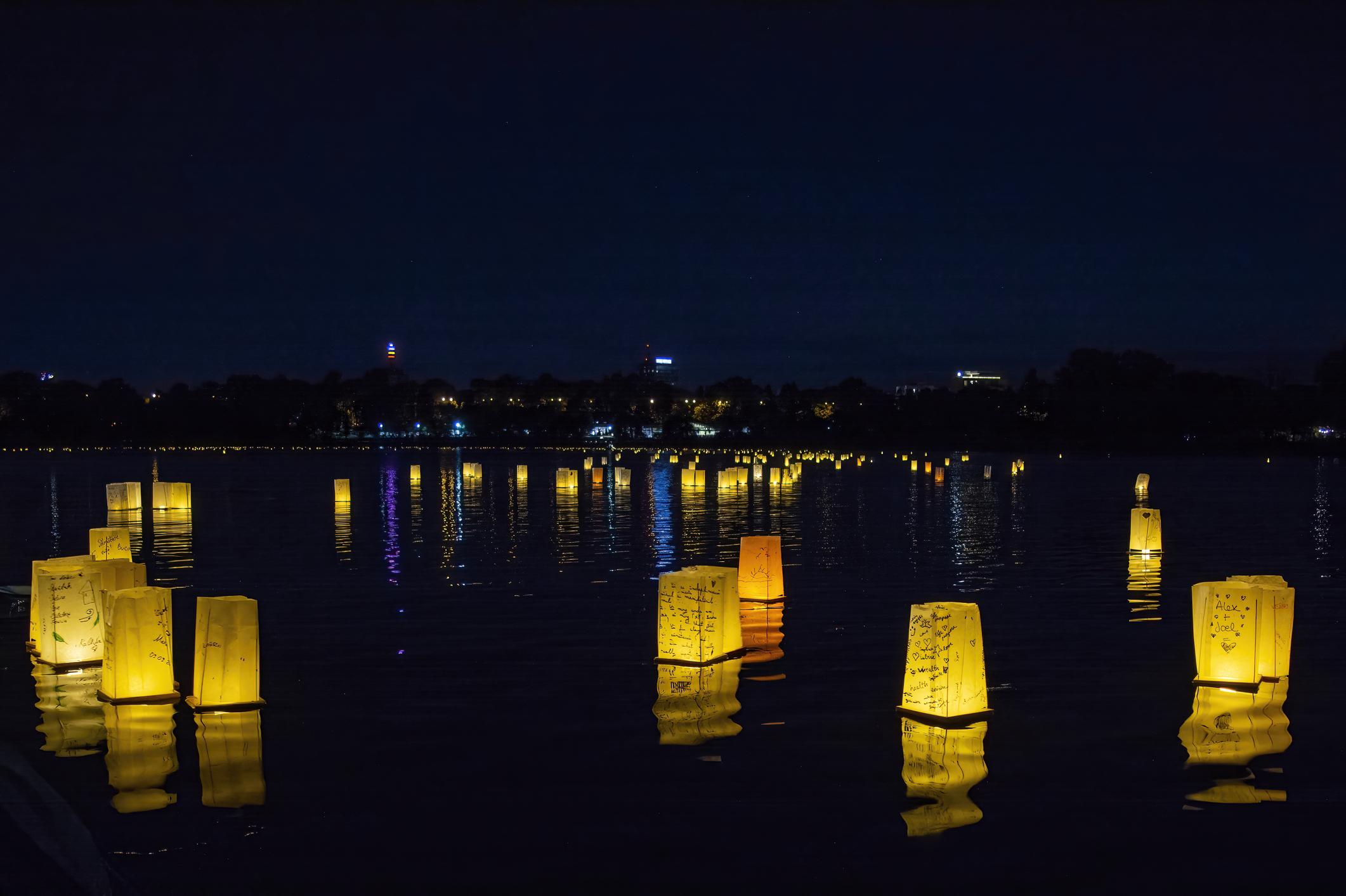HOTNEWS.RO: Cum a ajuns la București o tradiție thailandeză veche de 700 de ani și s-a transformat în festival. Lampioanele de la WishFest și alte idei de weekend