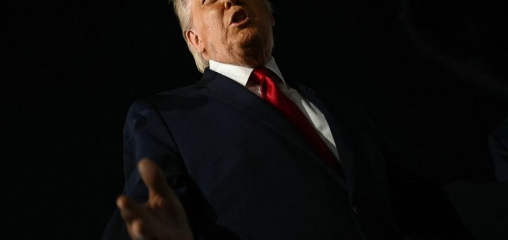 HOTNEWS.RO: Donald Trump, huiduit la scenă deschisă în timpul imnului național, la finala NBA de la New York