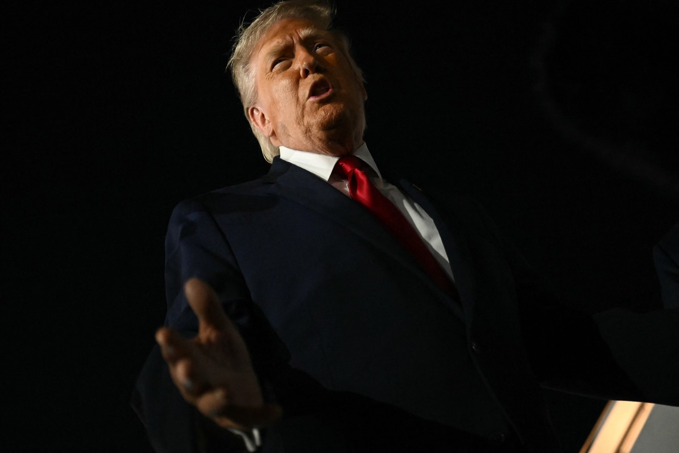 HOTNEWS.RO: Donald Trump, huiduit la scenă deschisă în timpul imnului național, la finala NBA de la New York