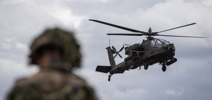 HOTNEWS.RO: Elicopter de luptă Apache al armatei SUA, prăbușit în apropierea Strâmtorii Ormuz