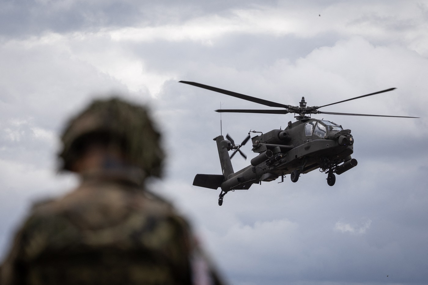 HOTNEWS.RO: Elicopter de luptă Apache al armatei SUA, prăbușit în apropierea Strâmtorii Ormuz
