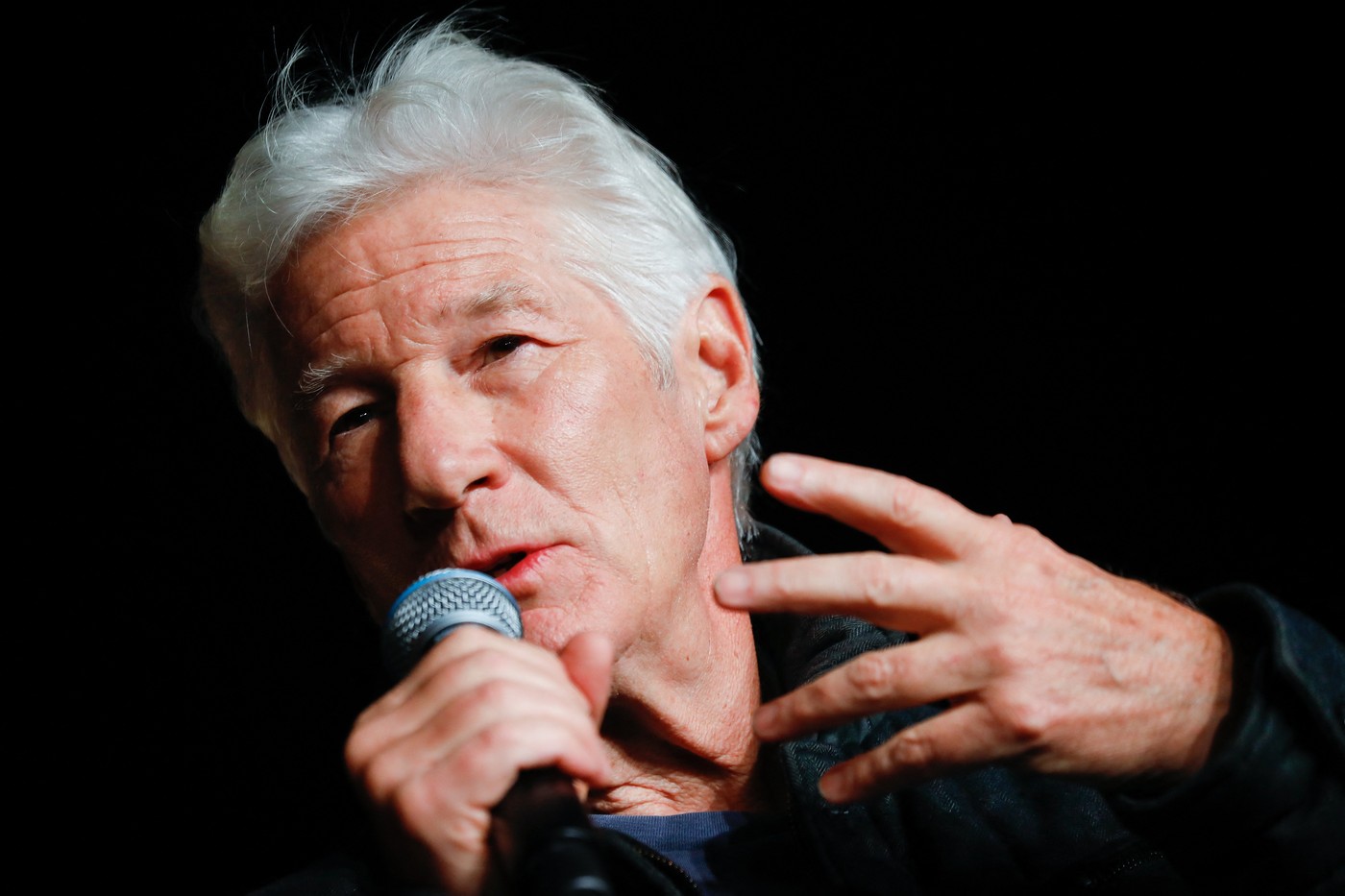 HOTNEWS.RO: Richard Gere îl critică din nou pe Donald Trump: „Un maniac” care distruge „tot ce este bun”