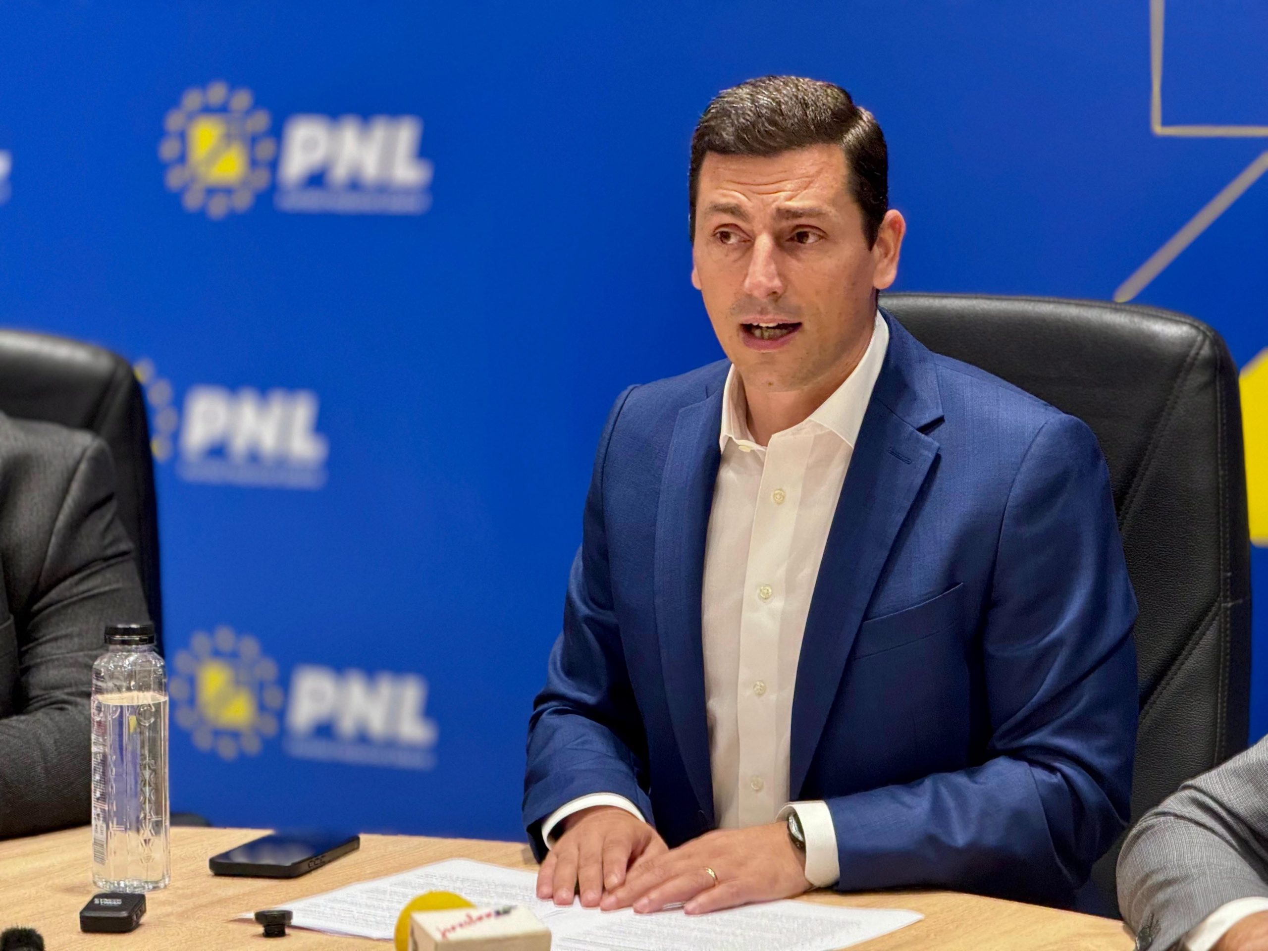 HOTNEWS.RO: Un lider PNL local acuză o „contradicție evidentă” a contestatarilor lui Bolojan: „Mandatul imperativ este bun doar când vine de la filială?”