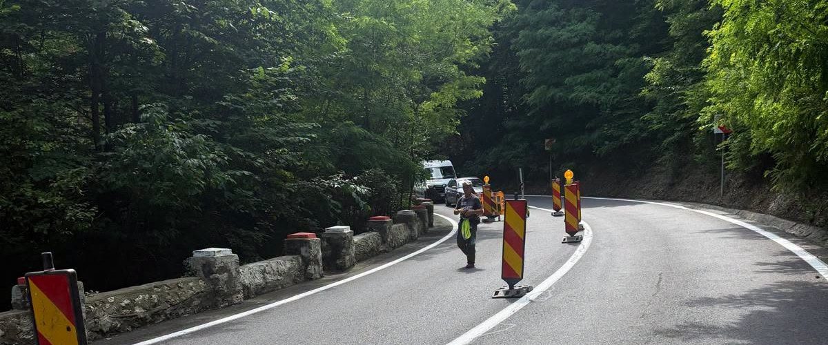 HOTNEWS.RO: Circulaţie alternativă pe drumul spre Poiana Braşov, după ce o porţiune a zidului de susţinere s-a surpat