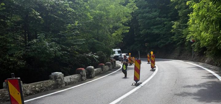 HOTNEWS.RO: Circulaţie alternativă pe drumul spre Poiana Braşov, după ce o porţiune a zidului de susţinere s-a surpat