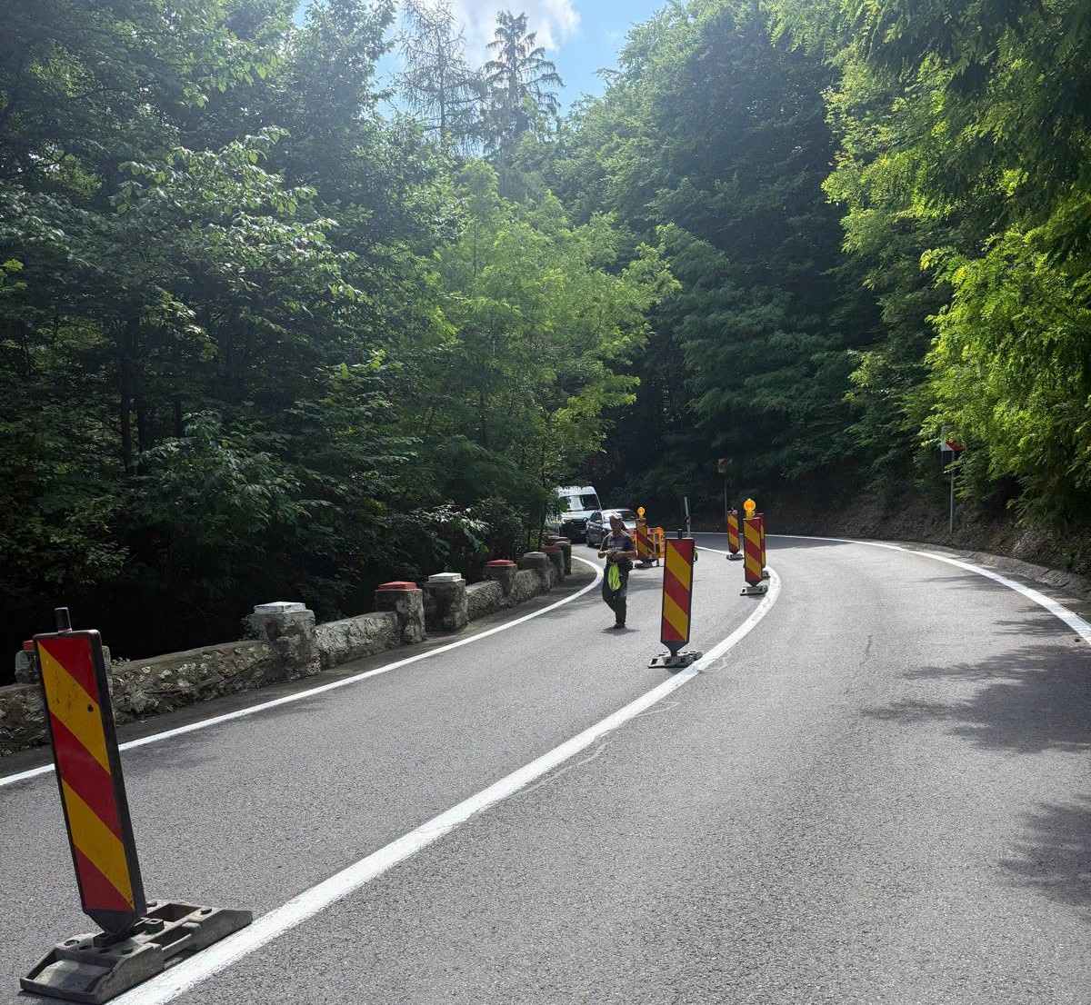 HOTNEWS.RO: Circulaţie alternativă pe drumul spre Poiana Braşov, după ce o porţiune a zidului de susţinere s-a surpat