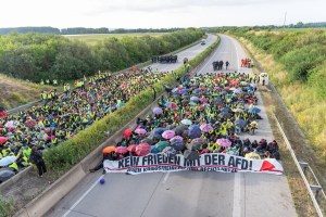 HOTNEWS.RO: Liderii AfD, realeși. Zeci de mii de manifestanţi au încercat să blocheze congresul partidului german de extremă dreapta