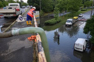 HOTNEWS.RO: Ministerul Mediului, recomandări pentru cetățeni. „Avertizările pentru următoarele zile indică un cumul de fenomene meteo periculoase”